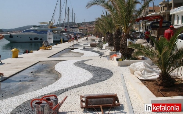 Με εντατικούς ρυθμούς συνεχίζεται η γουλόστρωση στην παραλιακή Αργοστολίου (εικόνες)