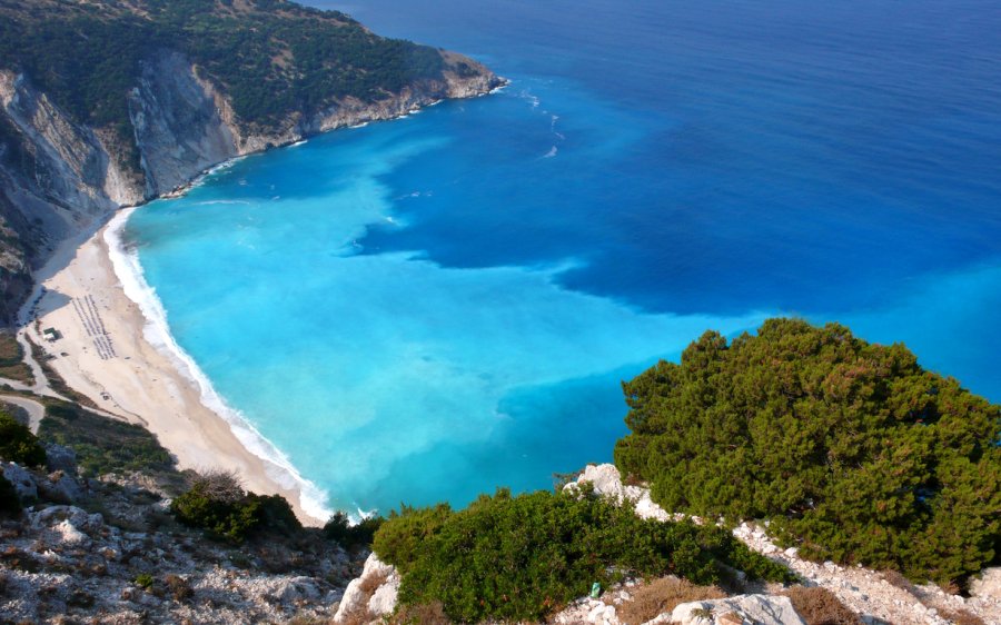 Βουτήξτε στις 10 από τις πιο όμορφες παραλίες στην Ελλάδα!