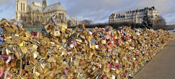 Oριστικά τέλος στις «κλειδαριές του έρωτα» -Το Παρίσι χάνει ένα σύμβολο [εικόνες]