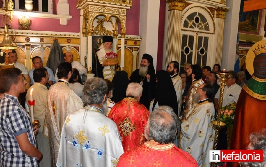 Με λαμπρότητα ο αρχιερατικός εσπερινός Αγίου Κωνσταντίνου και Ελένης στον Καραβάδο (εικόνες + video)