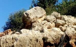 Ένας βράχος, &quot;δαμόκλειος σπάθη&quot; στην Έρισο