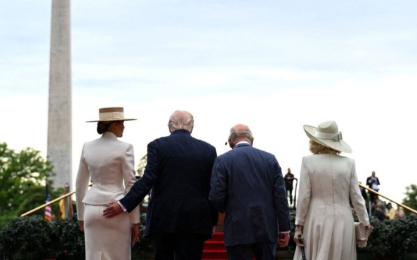 Ο Τραμπ έβαλε το χέρι του στα οπίσθια της Μελάνια μπροστά στον βασιλιά Κάρολο και την Καμίλα – Το άγγιγμα που σχολιάστηκε