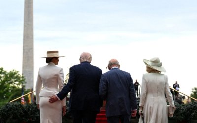 Ο Τραμπ έβαλε το χέρι του στα οπίσθια της Μελάνια μπροστά στον βασιλιά Κάρολο και την Καμίλα – Το άγγιγμα που σχολιάστηκε