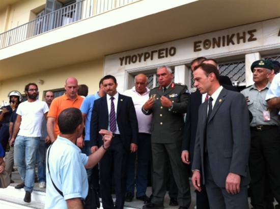 Εισβολή στο υπουργείο Αμυνας από εργαζόμενους των Ναυπηγείων Σκαραμαγκά