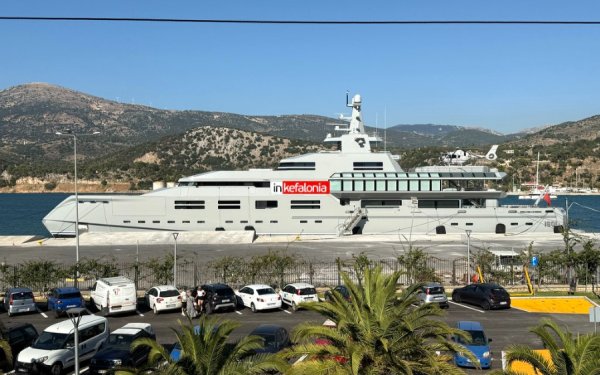 Η 89μετρη υπερπολυτελής θαλαμηγός «NORN» στο λιμάνι του Αργοστολίου