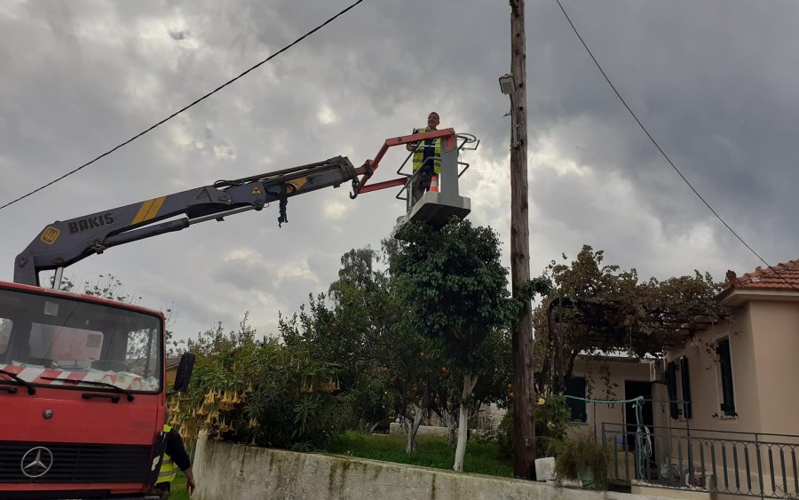 Χριστουγεννιάτικος στολισμός στην Πεσσάδα (εικόνες)