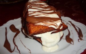 Τσουρεκο-κόλαση με μους γιαουρτιού από την Σία Λαδά!