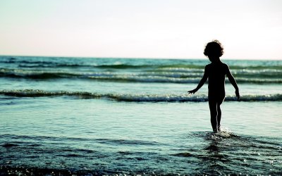 Θεσσαλονίκη: 4χρονο αγοράκι υπέστη ανακοπή ενώ κολυμπούσε στη θάλασσα – Σώθηκε με ΚΑΡΠΑ