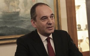 Γιάννης Πλακιωτάκης: Παραμένει στη ΜΕΘ με υψηλό πυρετό και χαμηλό οξυγόνο