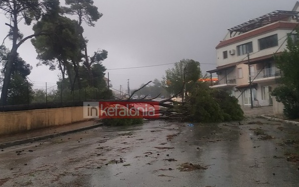 Τραυλός: "Μην κυκλοφορείτε ούτε πεζοί ούτε με οχήματα για τις επόμενες ώρες. Τα τα φαινόμενα θα συνεχισθούν με την ίδια ένταση"