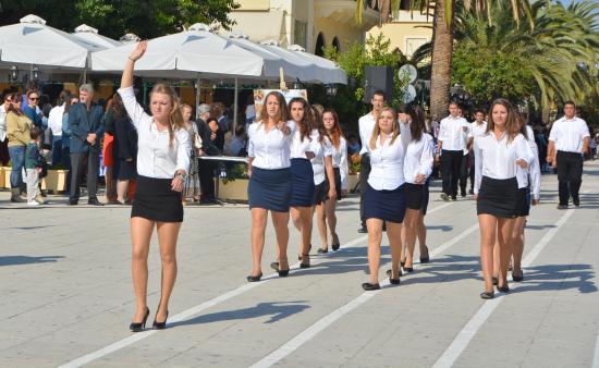 Σκόρπισαν αισιοδοξία τα νιάτα στην παρέλαση του Αργοστολίου (εικόνες)