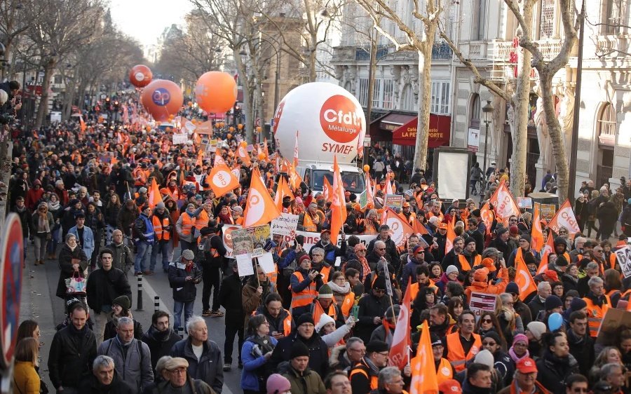 Η αύξηση των ορίων συνταξιοδότησης προκαλεί μαζικές απεργίες στη Γαλλία