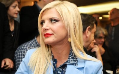 Παθιασμένα φιλιά Μαρίνας Πατούλη & Βλάσση Χολέβα στη Μύκονο (εικόνες)