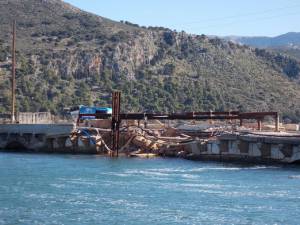 Συνεχίστικαν με... γκρέμισμα, οι εργασίες στη γέφυρα