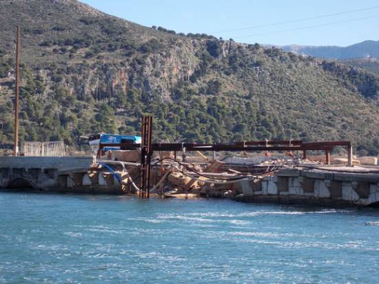 Συνεχίστικαν με... γκρέμισμα, οι εργασίες στη γέφυρα 