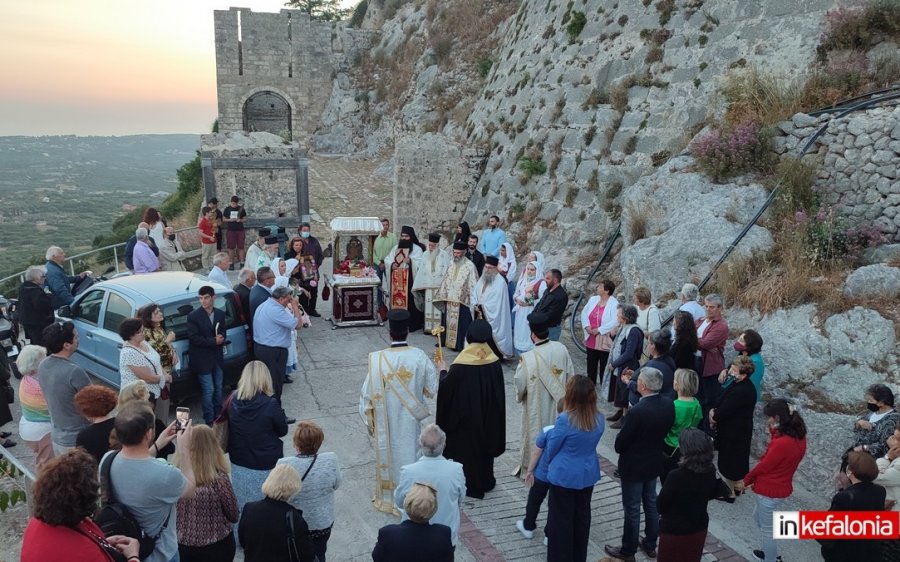 Με λαμπρότητα η λιτάνευση της εικόνας της Παναγίας των Σισσίων στο Κάστρο Αγίου Γεωργίου – Μετά από δεκαετίες εισήλθε μέσα στο Κάστρο (εικόνες/video)