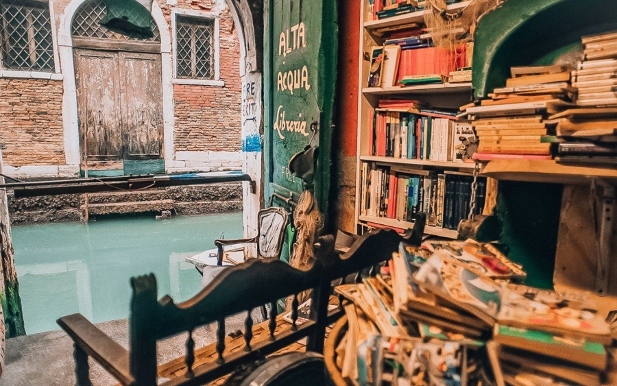 Acqua Alta: Το πιο σπάνιο βιβλιοπωλείο της Βενετίας είναι μέσα στο νερό!