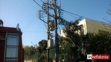 Αργοστόλι: Έκρηξη σε κολώνα της ΔΕΗ μετά από πτώση κλαδιού (εικόνες)