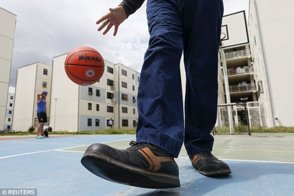 Ο άνθρωπος με τα μεγαλύτερα πόδια στον κόσμο -Φοράει νούμερο 80! [εικόνες]