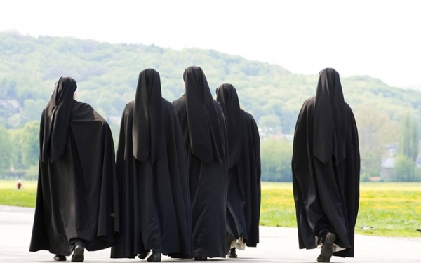 ΖΑΚΥΝΘΟΣ: Χειροπέδες σε "μαϊμού" καλόγριες που μοίραζαν ευλογίες και ζητούσαν χρήματα