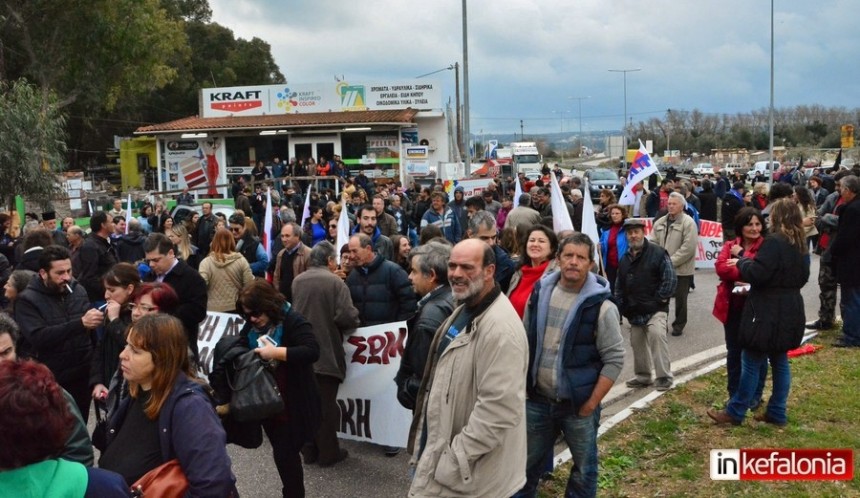 Μεγάλη απεργιακή κινητοποίηση δια ξηράς και θαλάσσης στο Αργοστόλι (εικόνες + video)