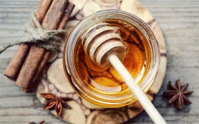 Μέλι με κανέλα: 10 οφέλη για τον οργανισμό από τον απόλυτο συνδυασμό!