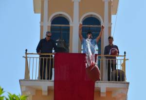 Η Κεφαλονιά τα… σπάει! Όμορφη αναβίωση του εθίμου των μπότηδων στο Λιθόστρωτο