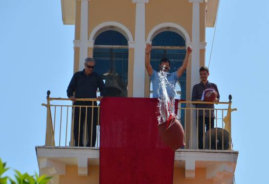 Η Κεφαλονιά τα… σπάει! Όμορφη αναβίωση του εθίμου των μπότηδων στο Λιθόστρωτο