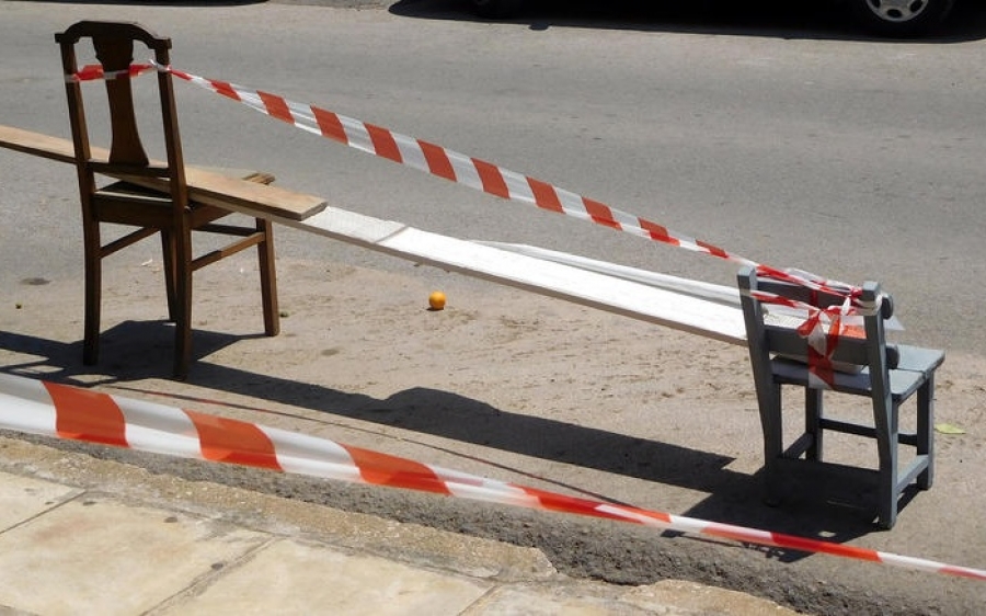 «Κάθε γειτονιά του Αργοστολίου είναι γεμάτη με παράνομους κώνους και καρέκλες που εμποδίζουν τους οδηγούς να παρκάρουν»