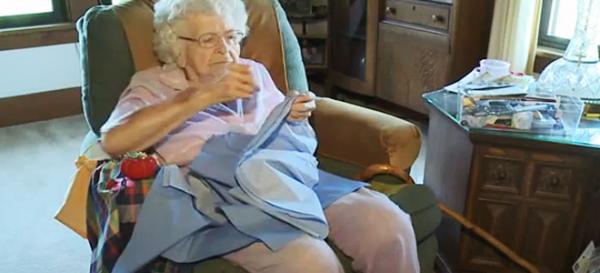 Καλή Σαμαρείτισσα ετών 99: Η ηλικιωμένη που ράβει φουστάνια για φτωχά παιδιά [εικόνες]