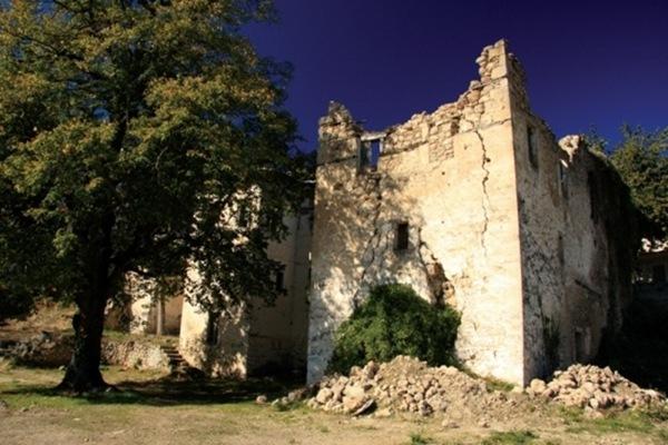 Καταρρέει το σπίτι του Αγίου Γερασίμου στα Τρίκαλα Κορινθίας;