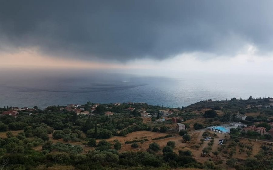 Υδροστρόβιλος στην θαλάσσια περιοχή των Λουρδάτων!