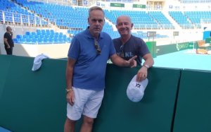 Ο Νίκος Μοντεσάντος δίπλα στην Εθνική Τέννις