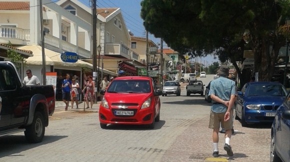 Κομφούζιο στο κεντρικό δρόμο (δήθεν "πεζόδρομο") της Σκάλας