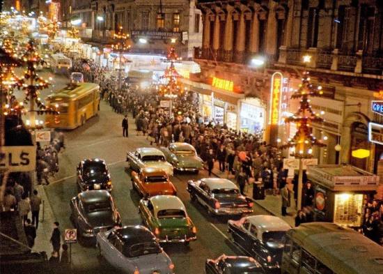 Τα Χριστούγεννα του 1960 στην Αθήνα. Η φωτογραφία που κάνει το γύρο του διαδικτύου