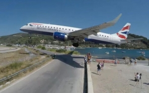 Σκιάθος: Προσγείωση θρίλερ αεροπλάνων πάνω από τα κεφάλια τουριστών (ΒΙΝΤΕΟ)