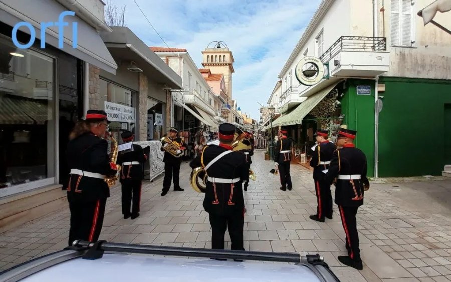 H Φιλαρμονική Δήμου Αργοστολίου &quot;Διονύσιος Λαυράγκας&quot; στους δρόμους του Αργοστολίου για τα κάλαντα της Πρωτοχρονιάς (εικόνες/video)