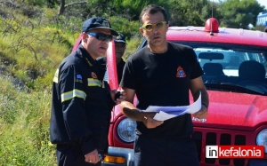 Ο Νίκος Γόντικας (δεξιά) με τον διοικητή της Πυροσβεστικής Υπηρεσίας Κεφαλονιάς Β. Σολδάτο κατά την άσκηση "Δια Πυρός 2017"