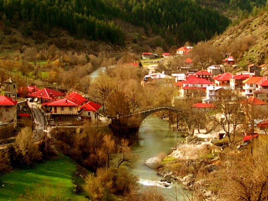 Μαγεία: Το μοναδικό ελληνικό χωριό που χωρίζεται στα δύο από ένα ποτάμι! (εικόνες)