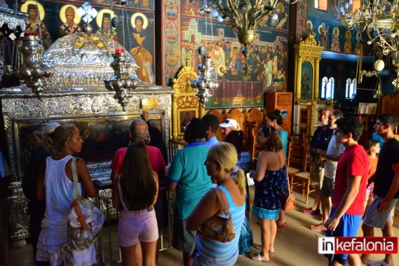 Παραμονές της μεγάλης εορτής της Κεφαλονιάς! Συρρέουν κατά δεκάδες οι πιστοί για να προσκυνήσουν στον Άγιο Γεράσιμο (εικόνες)