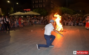 Άναψαν και φέτος οι φωτιές του Αϊ Γιάννη στην Πλατεία Αργοστολίου (εικόνες)
