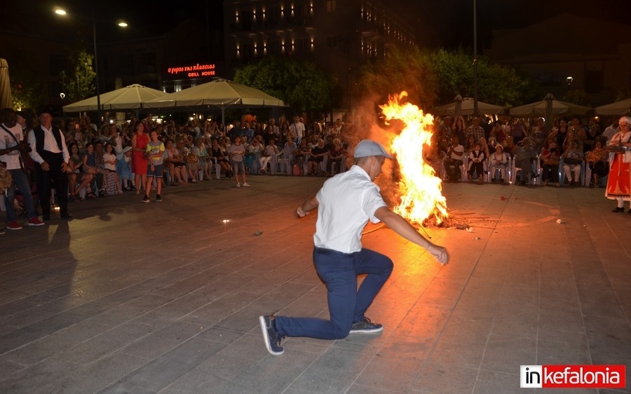 Άναψαν και φέτος οι φωτιές του Αϊ Γιάννη στην Πλατεία Αργοστολίου (εικόνες)