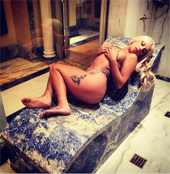 Η Lady Gaga έστειλε γυμνές φωτογραφίες από τη σουίτα της και έγραψε «Filakia από μία «Aphrodite»