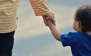 Για πρώτη φορά: Γονική άδεια στις 11/12 – Η απόφαση
