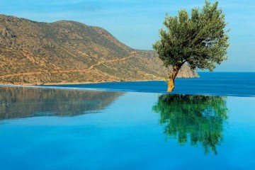 Οι πισίνες στις σουίτες δύο ελληνικών ξενοδοχείων που μάγεψαν την υφήλιο