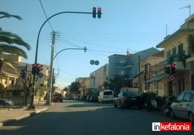 Το ... «θαύμα» των Χριστουγέννων! Λειτουργούν τα φανάρια στην Δεβοσέτου! (εικόνα)