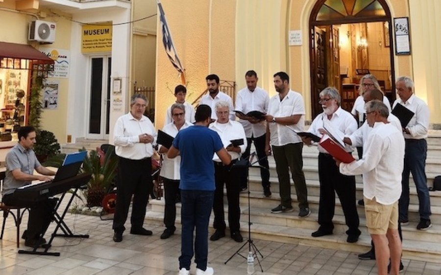 Αργοστόλι: Μάγεψε μικρούς και μεγάλους η δημοτική ανδρική χορωδία! Εξαιρετική συναυλία στα σκαλιά της Καθολικής Εκκλησίας(εικόνες)