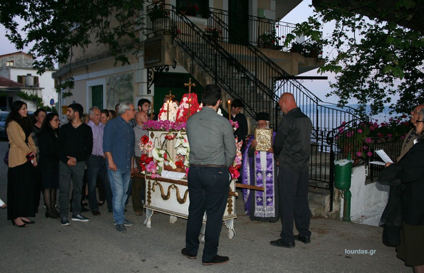 Σε κατανυκτική ατμόσφαιρα ο Επιτάφιος θρήνος στα Λουρδάτα (εικόνες)