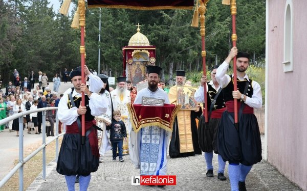 Πλήθος πιστών στη Μονή Αγίου Ανδρέα Μηλαπιδιάς για τη Ζωοδόχο Πηγή