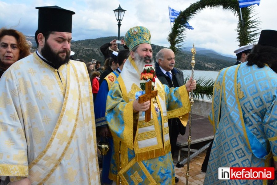 Με τσουχτερό κρύο και χωρίς βουτηχτάδες ο αγιασμός των υδάτων στο Αργοστόλι (εικόνες + video)